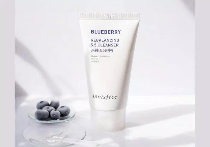 Sữa rửa mặt Innisfree Volcanic Pore Cleansing Foam giúp hút sạch bã nhờn và làm se khít lỗ chân lông (Nguồn: Internet).