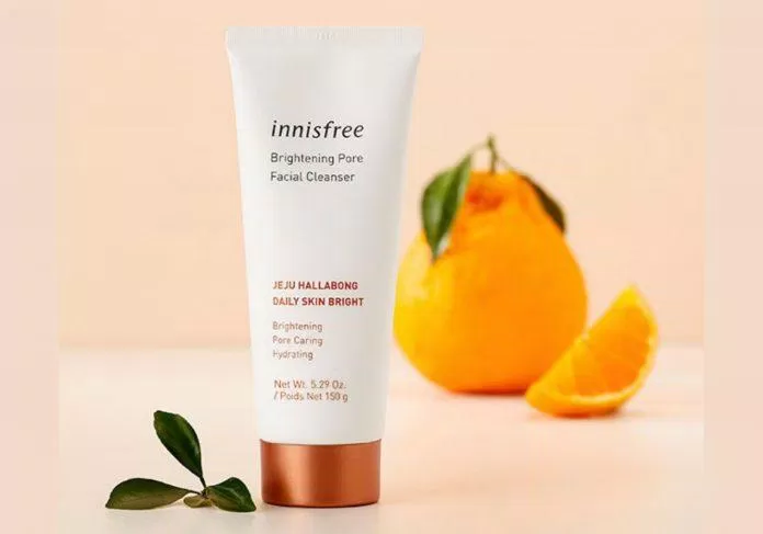 Với 3 dẫn xuất vitamin nồng độ 10.1%, sữa rửa mặt Innisfree Brightening Pore Facial Cleanser giúp làm sạch, cải thiện sắc tố da và dưỡng sáng hiệu quả. (Nguồn: Internet).