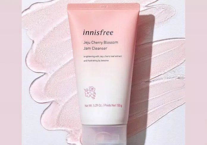 Sữa rửa mặt Innisfree Jeju Cherry Blossom Jam Cleanser có khả năng dưỡng sáng da, đồng thời làm sạch bụi bẩn mà không làm mất đi độ ẩm tự nhiên (Nguồn: Internet).
