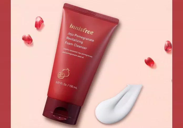 Sữa rửa mặt Innisfree Jeju Pomegranate Revitalizing Foam Cleanser giúp làm sạch, chống lão hóa từ bên trong và dưỡng sáng da (Nguồn: Internet).