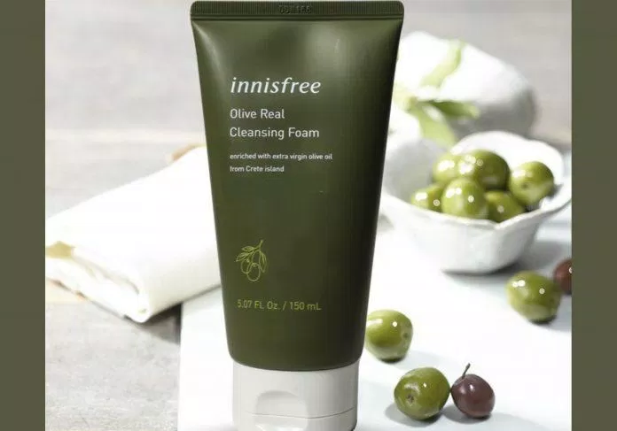 Sữa rửa mặt Innisfree Olive Real Cleansing Foam tác dụng làm sạch sâu bên trong lỗ chân lông mà vẫn giữ cho làn da luôn mềm mại. (Nguồn: Internet).
