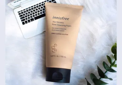 Sữa rửa mặt Innisfree Volcanic Pore Cleansing Foam giúp làm sạch sâu lỗ chân lông. (Nguồn: Internet).