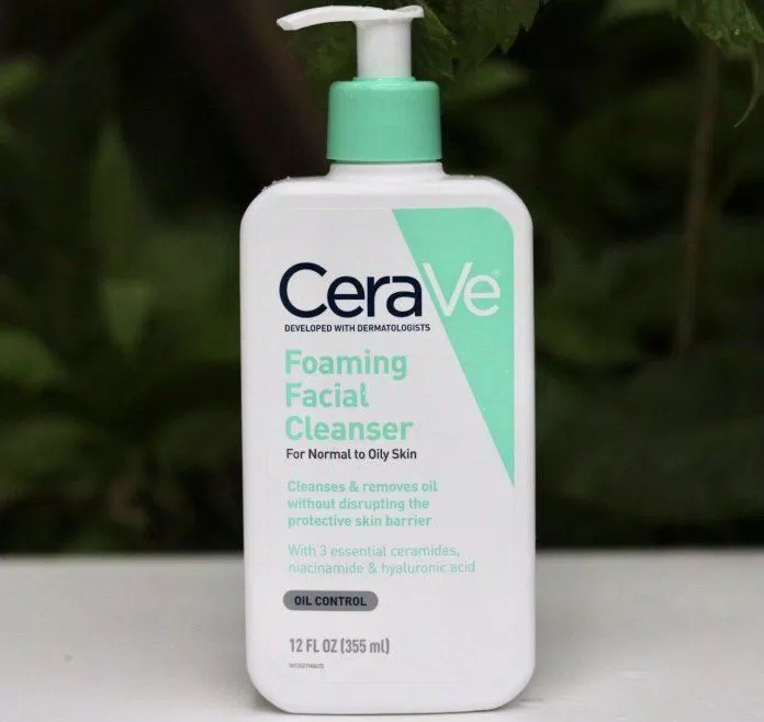 Sữa rửa mặt CeraVe Foaming Facial Cleanser có khả năng tạo bọt hoàn hảo cuốn trôi lớp dầu thừa trên da (Nguồn: internet) Sữa rửa mặt CeraVe Foaming Facial Cleanser có khả năng tạo bọt hoàn hảo cuốn trôi lớp dầu thừa trên da (Nguồn: internet)