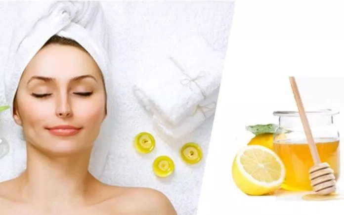 Mật ong cũng rất hiệu quả trong việc làm sáng, trắng da và cả trị tàn nhang, đồi mồi. (Nguồn: Internet) Mật ong cũng rất hiệu quả trong việc làm sáng, trắng da và cả trị tàn nhang, đồi mồi. (Nguồn: Internet)