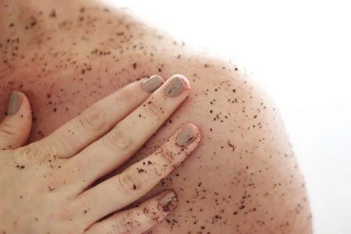 Việc tẩy da chết định kì cho body là điều vô cùng cần thiết (Nguồn: Internet) Việc tẩy da chết định kì cho body là điều vô cùng cần thiết (Nguồn: Internet)