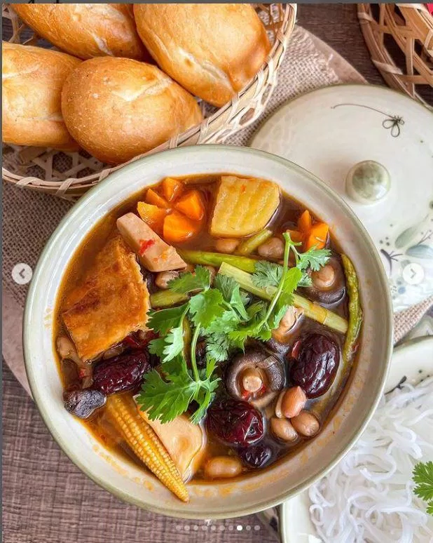 Nấm hầm rau củ là một món chay thơm ngon cho những ngày đầu Tết. (Nguồn: accnhi).