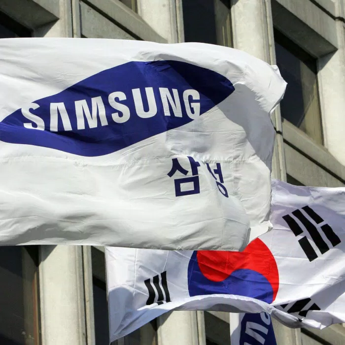 Quốc kỳ Hàn Quốc và cờ của Tập đoàn Samsung (Ảnh: Internet)