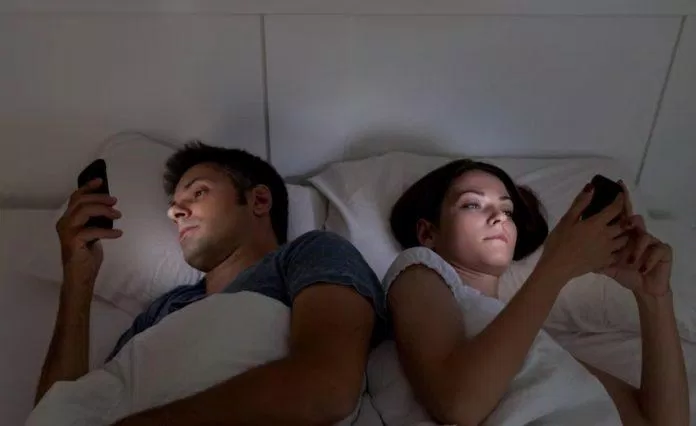Sử dụng thiết bị điện tử trước khi ngủ tiềm ẩn nhiều nguy cơ cho sức khỏe.  (Hình: Internet)