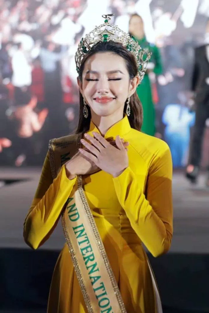 Thùy Tiên sợ mình không còn độ "hot" để tiến hành buổi diễu hành mừng ngôi vị hoa hậu, nhưng khi nhìn thấy ánh đèn sân khấu cùng hơn 3000 người hâm mộ bên dưới khiến Thùy Tiên vỡ òa vì xúc động (Nguồn: Internet) Thùy Tiên sợ mình không còn độ "hot" để tiến hành buổi diễu hành mừng ngôi vị hoa hậu, nhưng khi nhìn thấy ánh đèn sân khấu cùng hơn 3000 người hâm mộ bên dưới khiến Thùy Tiên vỡ òa vì xúc động (Nguồn: Internet)