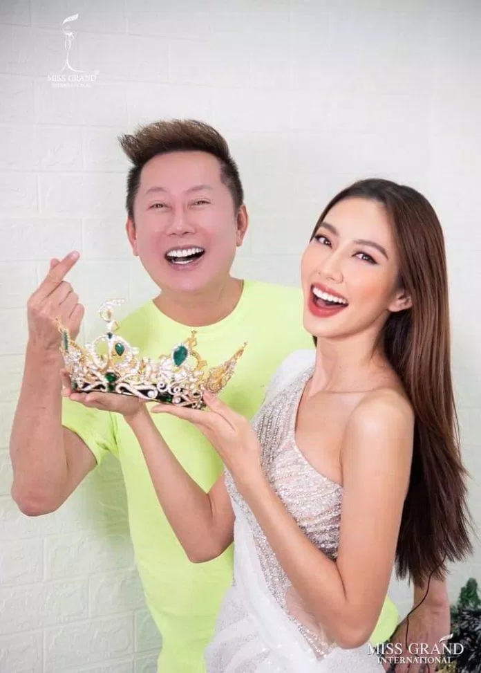 Theo thông tin trước đó, ngài Chủ tịch Miss Grand International - Nawatt sẽ về Việt Nam cùng Thùy Tiên nhưng vì một số lý do, cô nàng trở về một mình. (Nguồn: Miss Grand International)