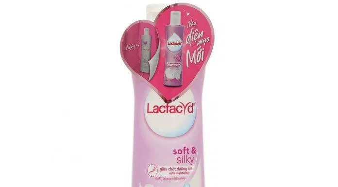 Dung dịch vệ sinh phụ nữ giúp dưỡng ẩm Lactacyd Soft and Silky