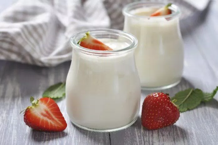 Bổ sung lợi khuẩn từ sữa chua và trái cây giúp bảo vệ hệ tiêu hóa của bạn.  (Hình: Internet)