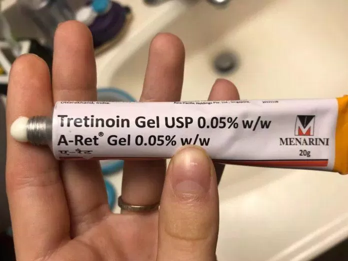 Nếu nhìn kỹ sẽ thấy Tretinoin Gel USP Aret Menarini có kết cấu dạng gel màu trắng, thấm nhanh vào da (nguồn: internet)