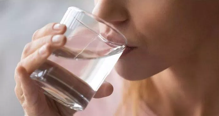Uống đủ nước trước khi tiêm vaccine (Ảnh: Internet).