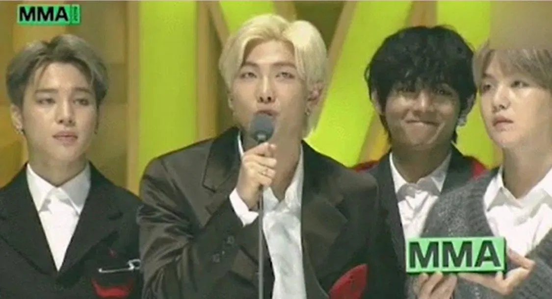 V không thể nén được nụ cười khi nhìn người bạn thân của mình (Ảnh: Internet)