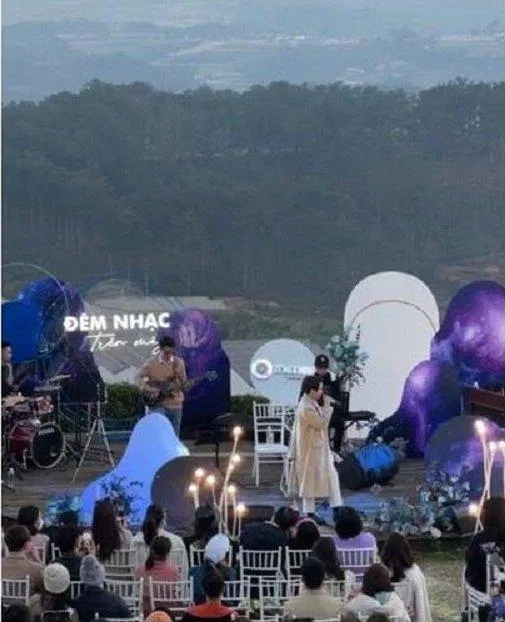 Vũ Cát Tường Mở đầu ca khúc Hỏi Thăm - Inner me (Nguồn: BlogAnChoi) Vũ Cát Tường Mở đầu ca khúc Hỏi Thăm - Inner me (Nguồn: BlogAnChoi)