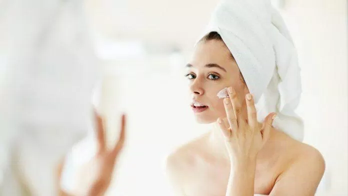 79 Các bước chăm sóc da mụn mà các Genz phải biết mới nhất 28 Kem dưỡng ẩm là bước dưỡng da cần thiết không thể bỏ qua (Nguồn: internet)