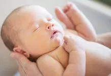 chăm sóc trẻ sơ sinh (nguồn internet)