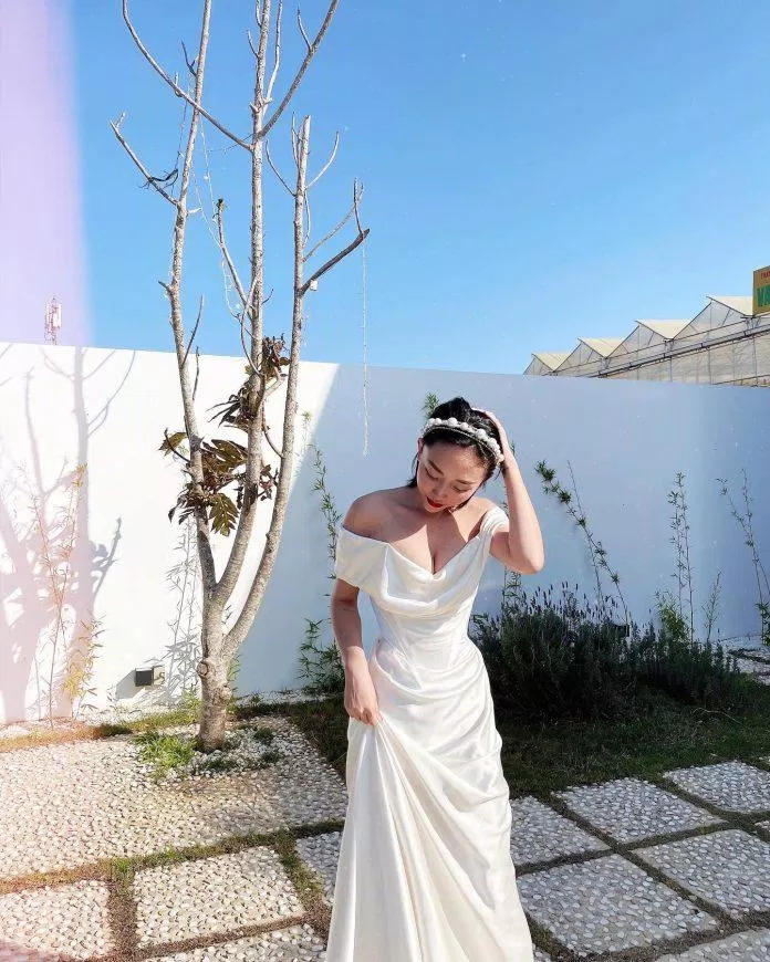 Tóc Tiên xinh đẹp trong chiếc váy cưới tinh khôi (Ảnh: Internet)