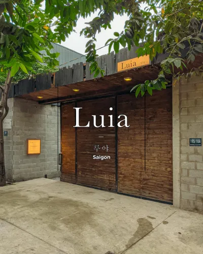 Phía trước quán cafe Luia