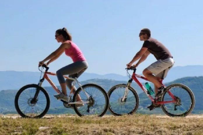Việc đạp xe quá sức có tác động xấu đến bộ phận sinh dục của cả nam và nữ.  (Hình: Internet)
