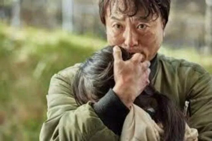 Bức ảnh đầy cảm xúc sau những khó khăn mà cha con On Jo đã vượt qua, nhưng đáng tiếc đây cũng là cái ôm cuối cùng trước khi cha On Jo hy sinh để cứu cô và những học sinh khác (Nguồn: Internet)