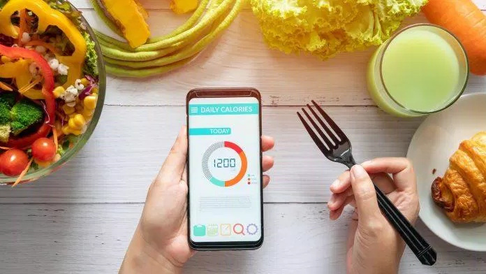 Dùng các app tính lượng calo nạp vào cơ thể. (Ảnh: Internet) Dùng các app tính lượng calo nạp vào cơ thể. (Ảnh: Internet)