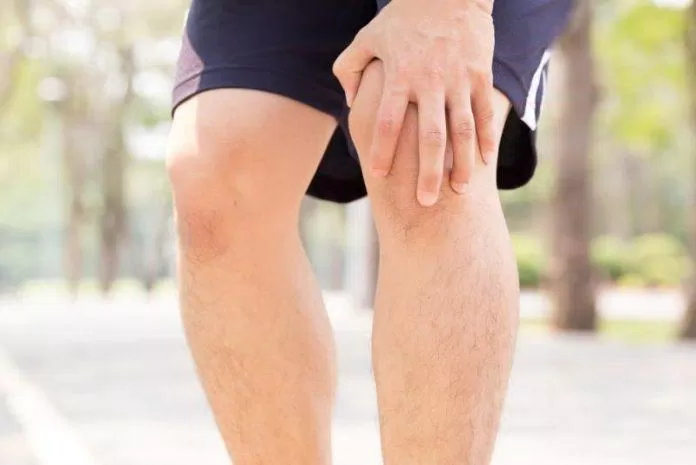 Đừng xem nhẹ khi thấy vùng chân bị đau dai dẳng.  (Hình: Internet)