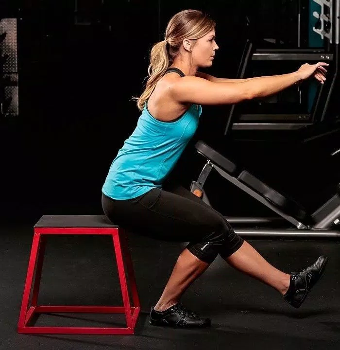 Tư thế squat 1 chân không có dây cao su (Ảnh: Internet). Tư thế squat 1 chân không có dây cao su (Ảnh: Internet).
