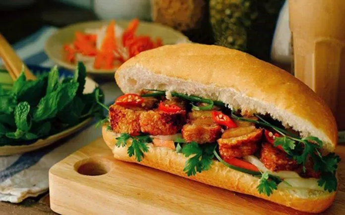 Bánh mì thường chứa nhiều nguyên liệu gây béo (Ảnh: Internet).