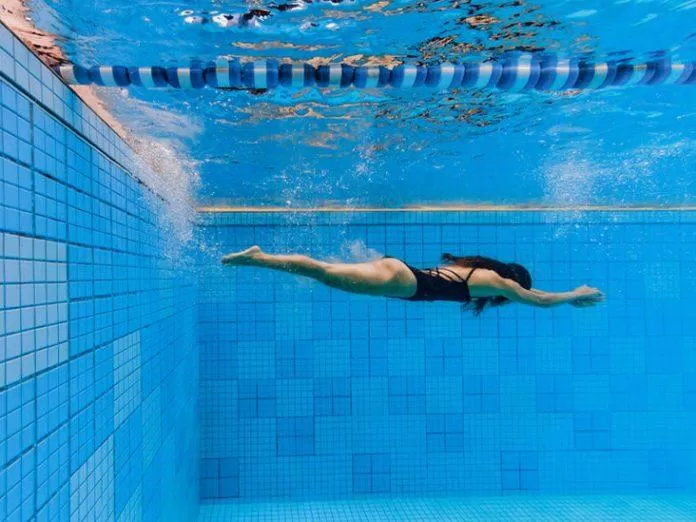 Bơi lội giúp ngủ ngon hơn (Ảnh: Internet).