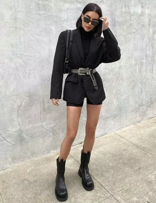Áo blazer oversized mix cùng Biker shorts và boots đen trông cực chất 