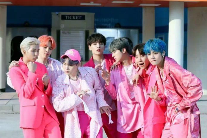Outfit hồng trong MV “Boys with Luv” (Ảnh: Internet).