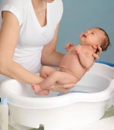 Tắm cho trẻ sơ sinh đúng cách (Ảnh: Internet).