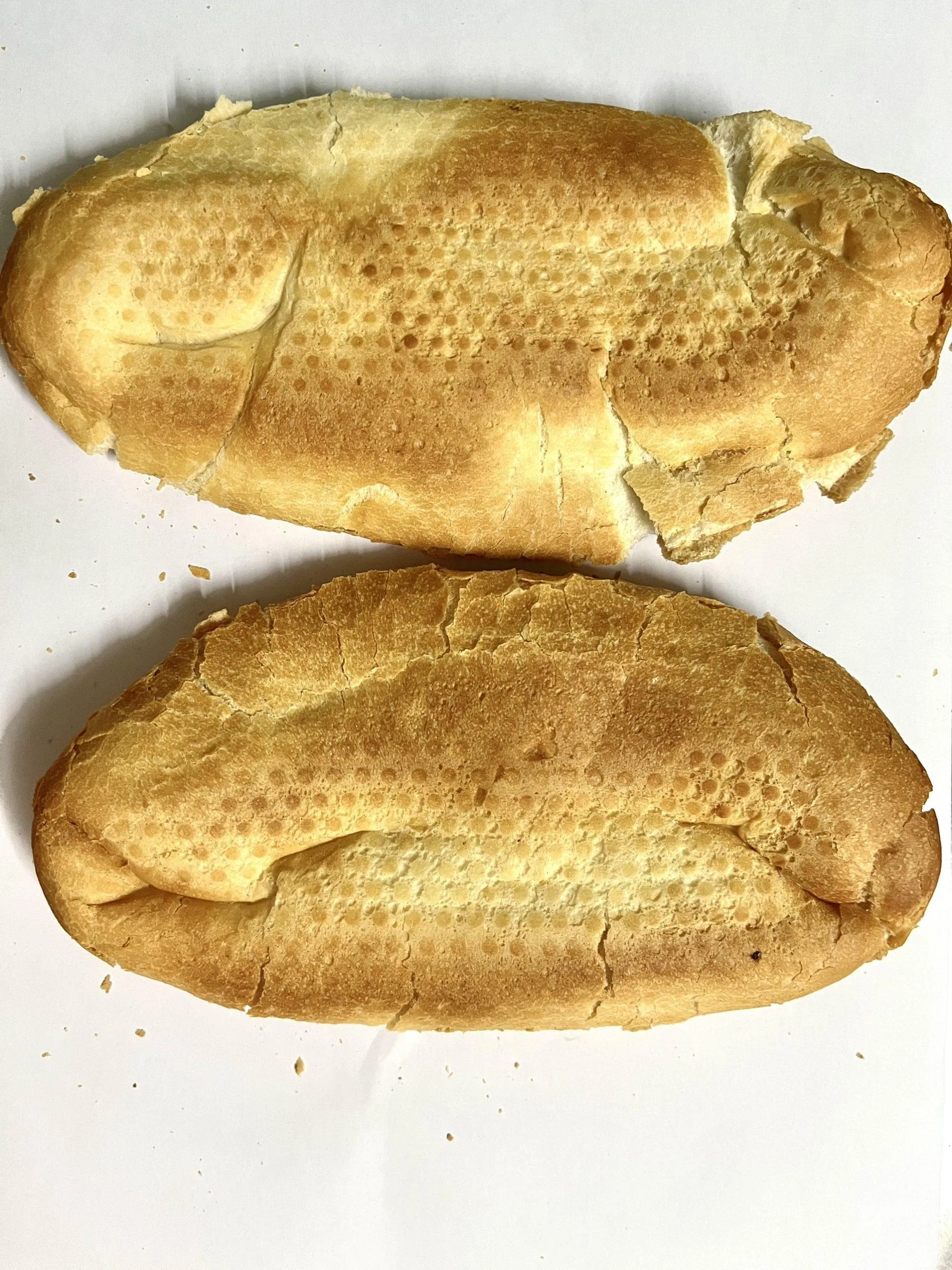 Bước 1: Cán dẹp bánh mì (Nguồn: BlogAnChoi)