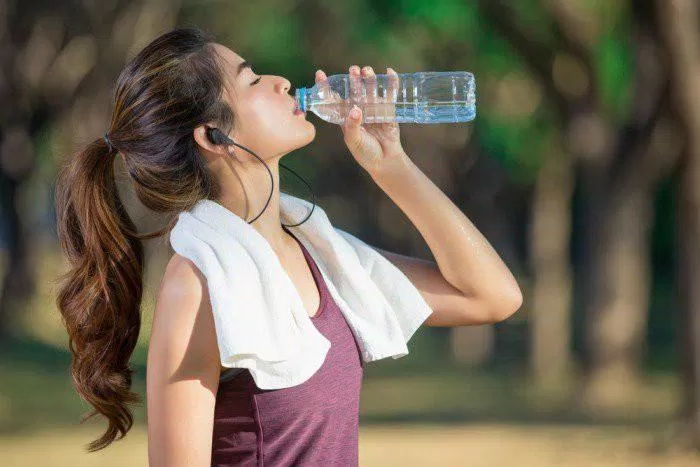 Bạn cần uống đủ nước mỗi ngày để sở hữu một làn da đẹp. (Nguồn: Internet)