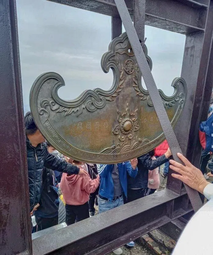 Ai cũng muốn leo lên đỉnh chùa để cầu may (Ảnh: Internet). Ai cũng muốn leo lên đỉnh chùa để cầu may (Ảnh: Internet).