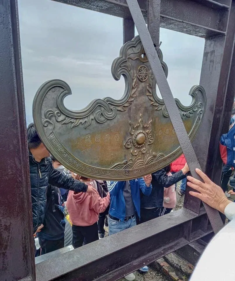 Mọi người đều muốn leo lên đỉnh chùa cầu may (Ảnh: Internet). Mọi người đều muốn leo lên đỉnh chùa cầu may (Ảnh: Internet).