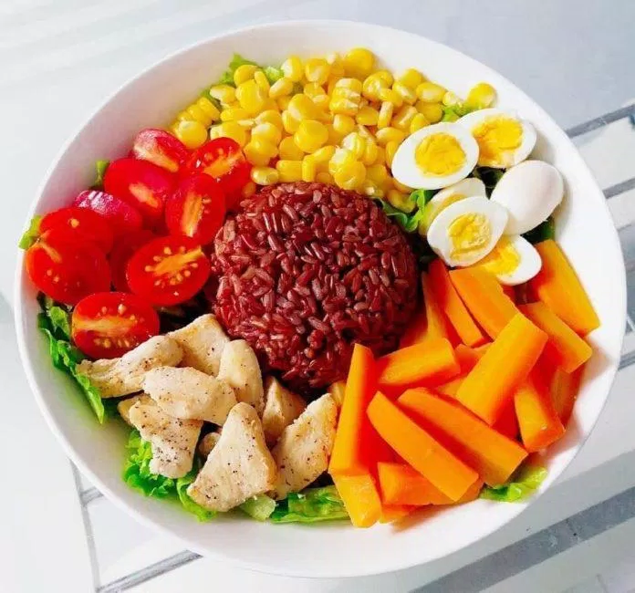 Việc kết hợp nhiều món luộc đa màu sắc vừa ngon mắt, ngon miệng mà lại nạp thêm đa dạng các loại dinh dưỡng tốt cho sức khỏe (Nguồn: Internet) Việc kết hợp nhiều món luộc đa màu sắc vừa ngon mắt, ngon miệng mà lại nạp thêm đa dạng các loại dinh dưỡng tốt cho sức khỏe (Nguồn: Internet)