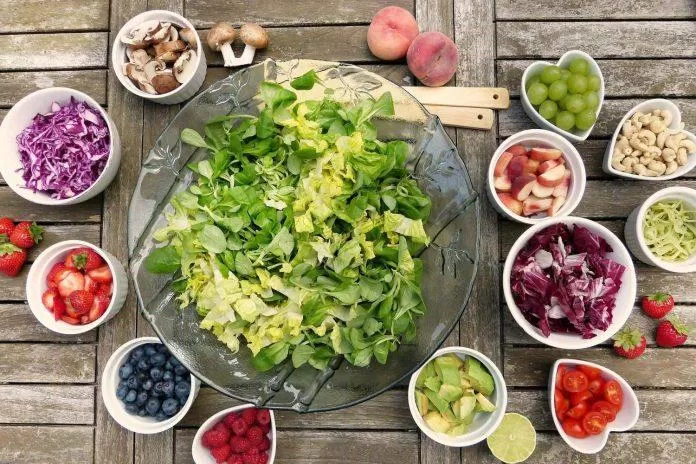 Ăn nhiều rau xanh hoặc trái cây vào bữa tối (Nguồn: Internet).