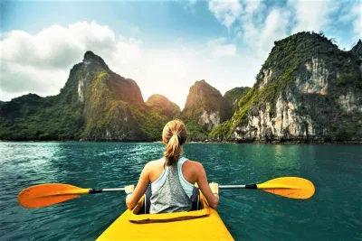 Chèo thuyền kayak ở Vịnh Hạ Long (Ảnh: Internet) Chèo thuyền kayak ở Vịnh Hạ Long (Ảnh: Internet)