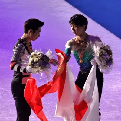 Yuzuru giúp vận dộng viên Trung quốc Bá Dương chỉnh lại quốc kỳ bị ngược, ghi điểm rất lớn trong mắt người dân đất nước tỉ dân (Nguồn: Internet). Yuzuru giúp vận dộng viên Trung quốc Bá Dương chỉnh lại quốc kỳ bị ngược, ghi điểm rất lớn trong mắt người dân đất nước tỉ dân (Nguồn: Internet).