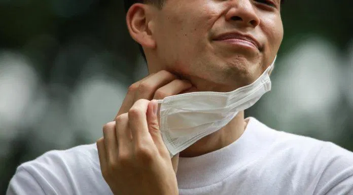 Da thường xuyên bị mỏng rát, sưng tấy và đỏ rát là các triệu chứng thường gặp (Nguồn: internet)