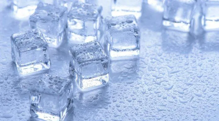 Sử dụng đá lạnh cũng giúp làm co mạch và giảm kích ứng ngứa rát (Nguồn: internet)