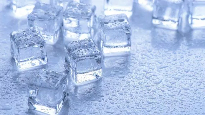 Sử dụng đá lạnh cũng giúp làm co mạch và giảm kích ứng ngứa rát (Nguồn: internet)