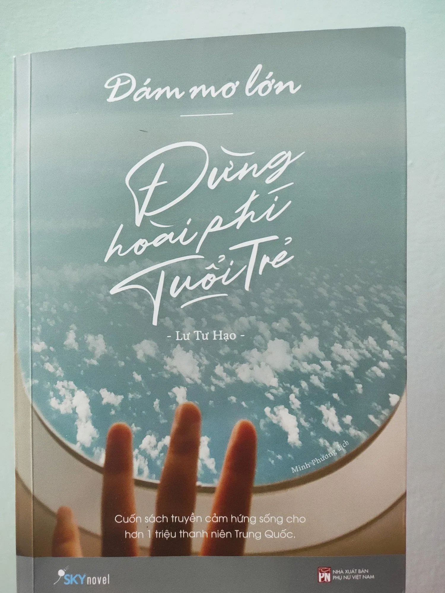 Cuốn sách Dám mơ lớn đừng hoài phí tuổi trẻ (Nguồn: BlogAnChoi)