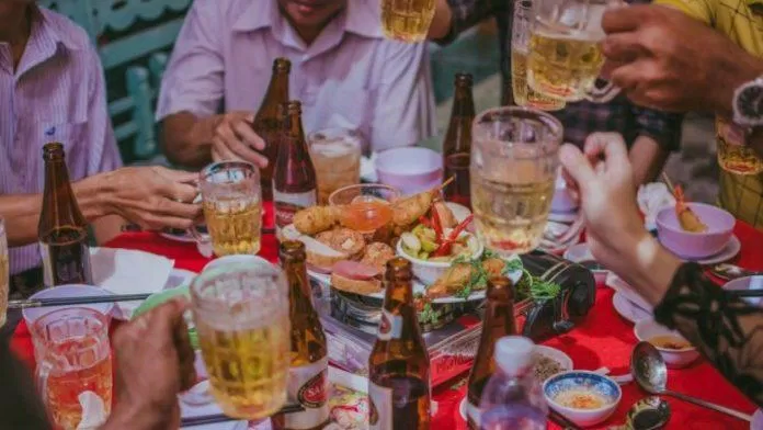 Văn hóa uống rượu của Việt Nam gây shock cho người nước ngoài. (Ảnh: Internet)