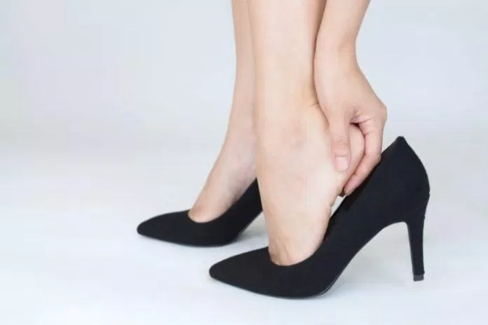Đi một đôi giày cao gót không phù hợp sẽ khiến thân hình cong queo, khuôn ngực không cân đối.  (Hình: Internet)