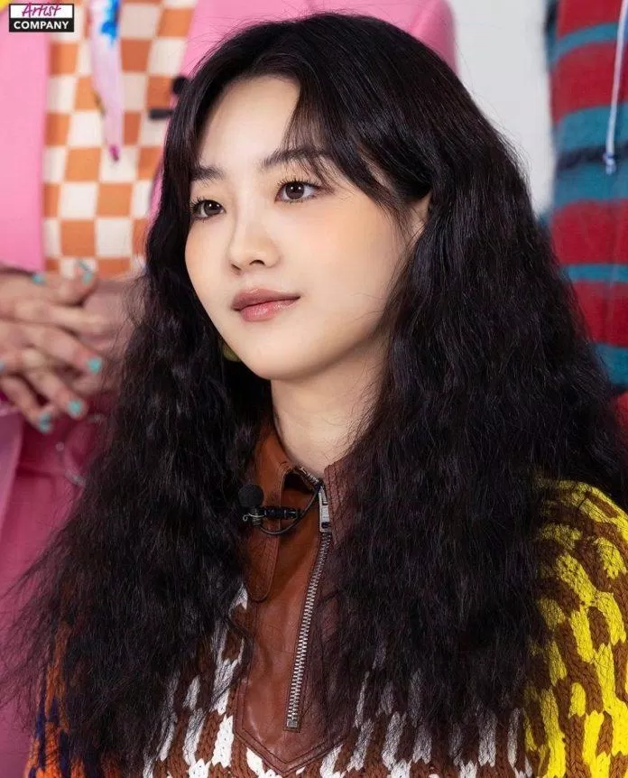 Shaping her curly hair makes Yi Hyun extremely cute (Source: Internet)