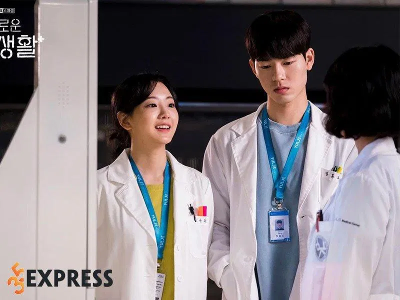 Cô nàng Yun Bok đáng yêu trong "Hospital Playlist" (Nguồn: Internet) Cô nàng Yun Bok đáng yêu trong "Hospital Playlist" (Nguồn: Internet)